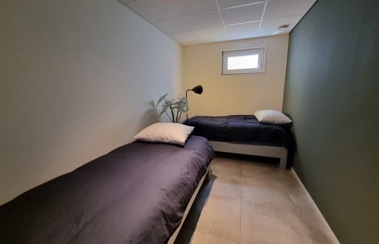 Gemuetliches Schlafzimmer mit zwei Einzelbetten im Ferienhaus in Balk, ideal fuer Familien an den friesischen Seen.