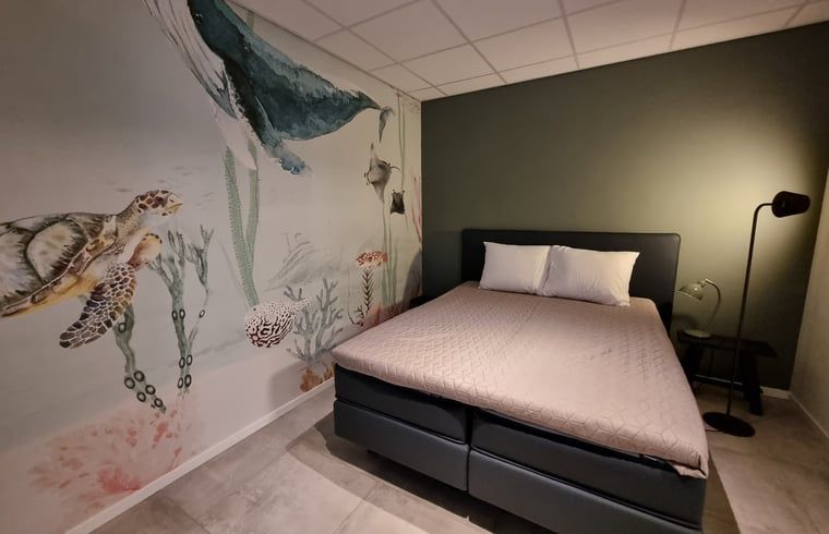 Maritim eingerichtetes Schlafzimmer im Ferienhaus in Balk, ideal fuer ein einzigartiges Erlebnis am Slotermeer.