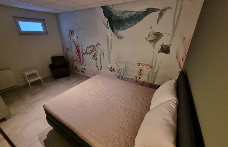 Einzigartiges Schlafzimmer mit Meerestier-Wandmalerei im Ferienhaus in Balk, perfekt fuer einen abenteuerlichen Aufenthalt.