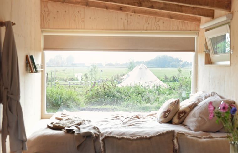 Uitzicht vanuit de slaapkamer van Huisje in Echtenerbrug, vakantiehuis in de Friese meren, Tjeukemeer.