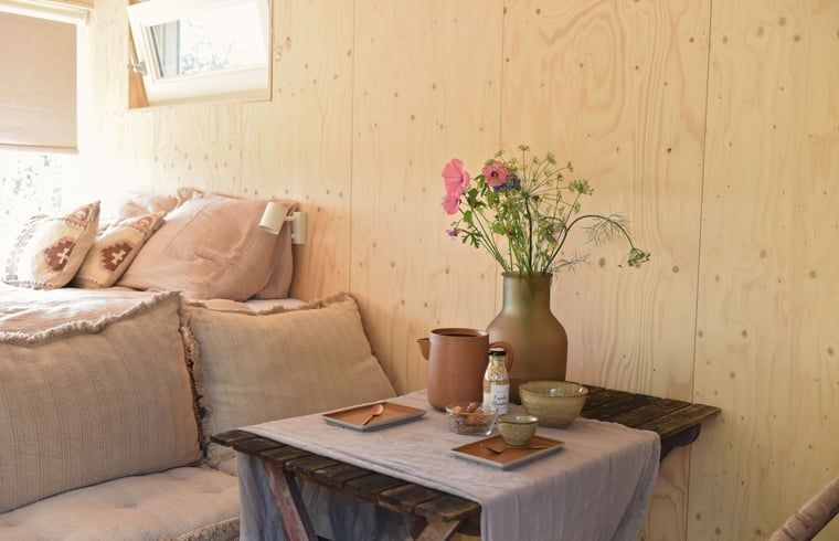 Gezellige eetruimte in Huisje in Echtenerbrug, vakantiehuis in de Friese meren, Tjeukemeer.