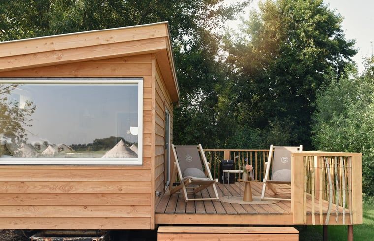 Terras met ligstoelen bij Huisje in Echtenerbrug, vakantiehuis aan het Tjeukemeer, Friese meren.