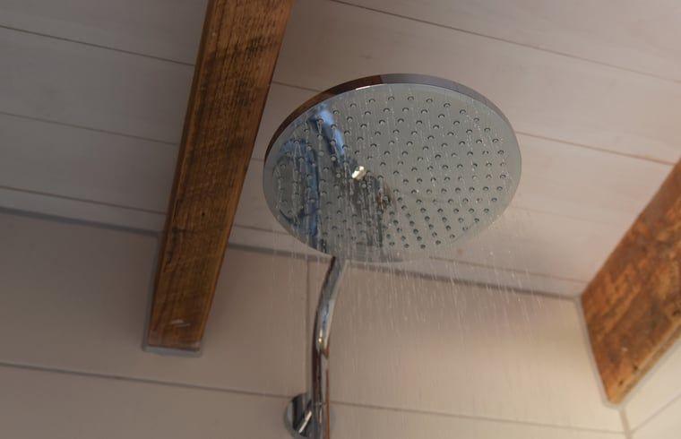 Moderne douche in Huisje in Echtenerbrug, vakantiehuis in de Friese meren, Tjeukemeer.