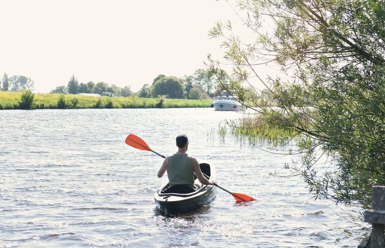 Kajakken op het Tjeukemeer bij Huisje in Echtenerbrug, vakantiehuis in de Friese meren.
