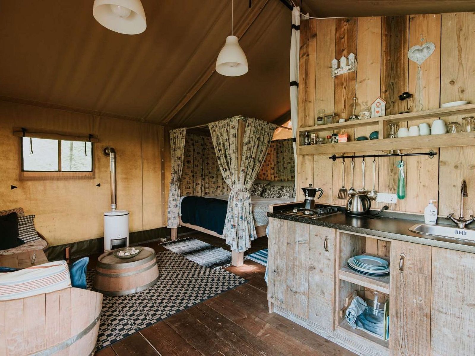 Verblijf 100219 - Vakantiewoning Tjeukemeer - Vakantiehuis Kampari - Luxe safaritent - On the Beach