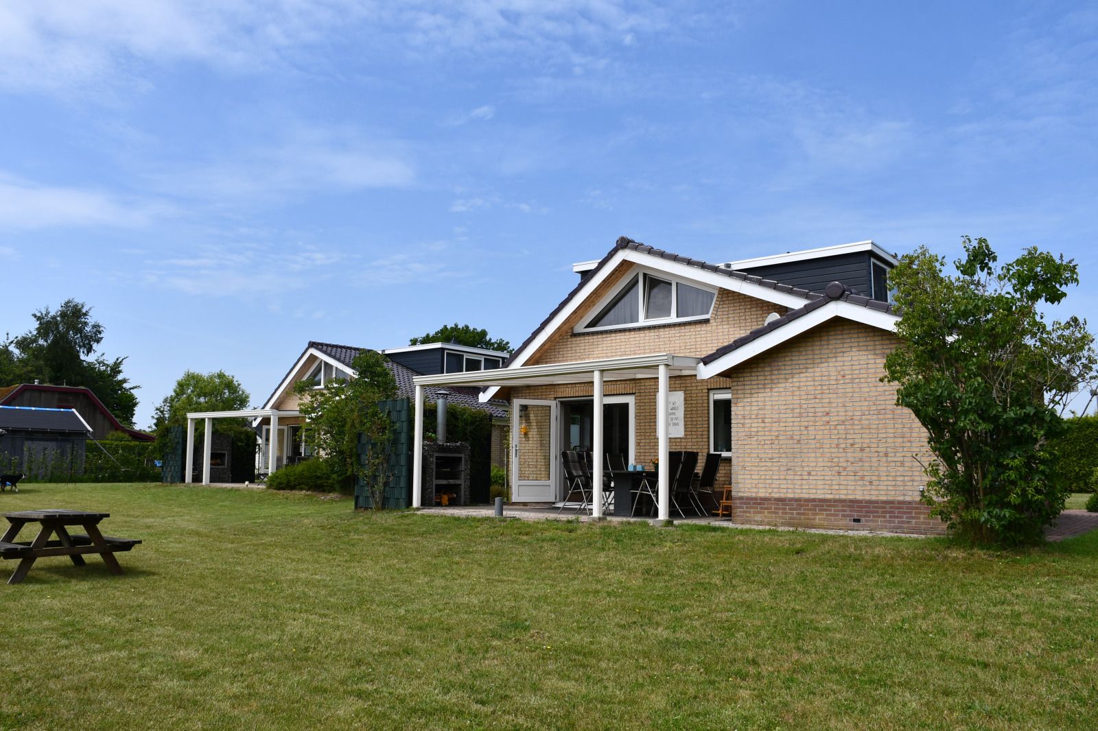 Vakantiehuis FR199 in Rohel met ruime tuin en terras, nabij Tjeukemeer in Friese meren.