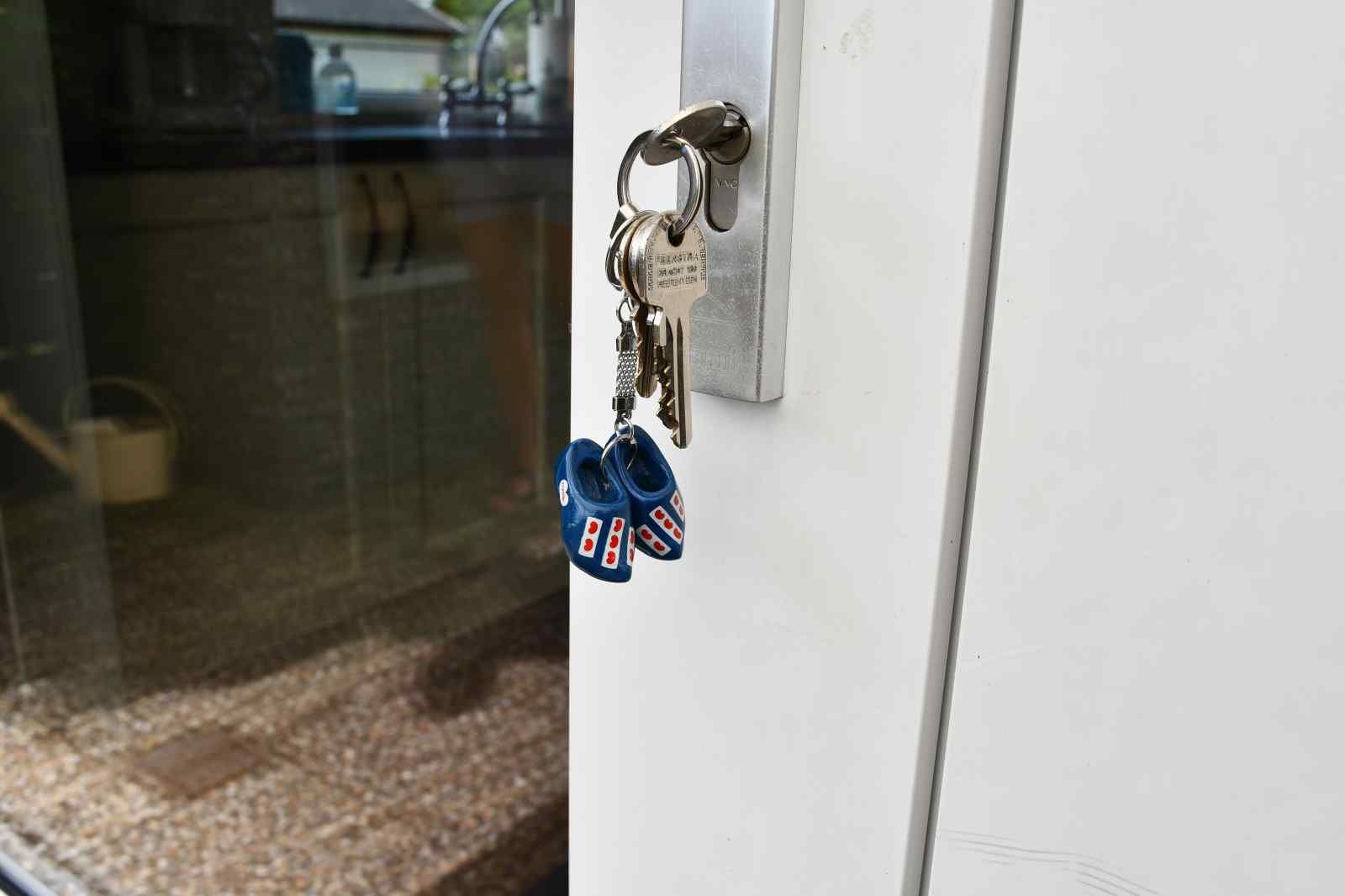 Veranda van vakantiehuis FR199 in Rohel biedt zitgelegenheid met uitzicht op Friese meren.