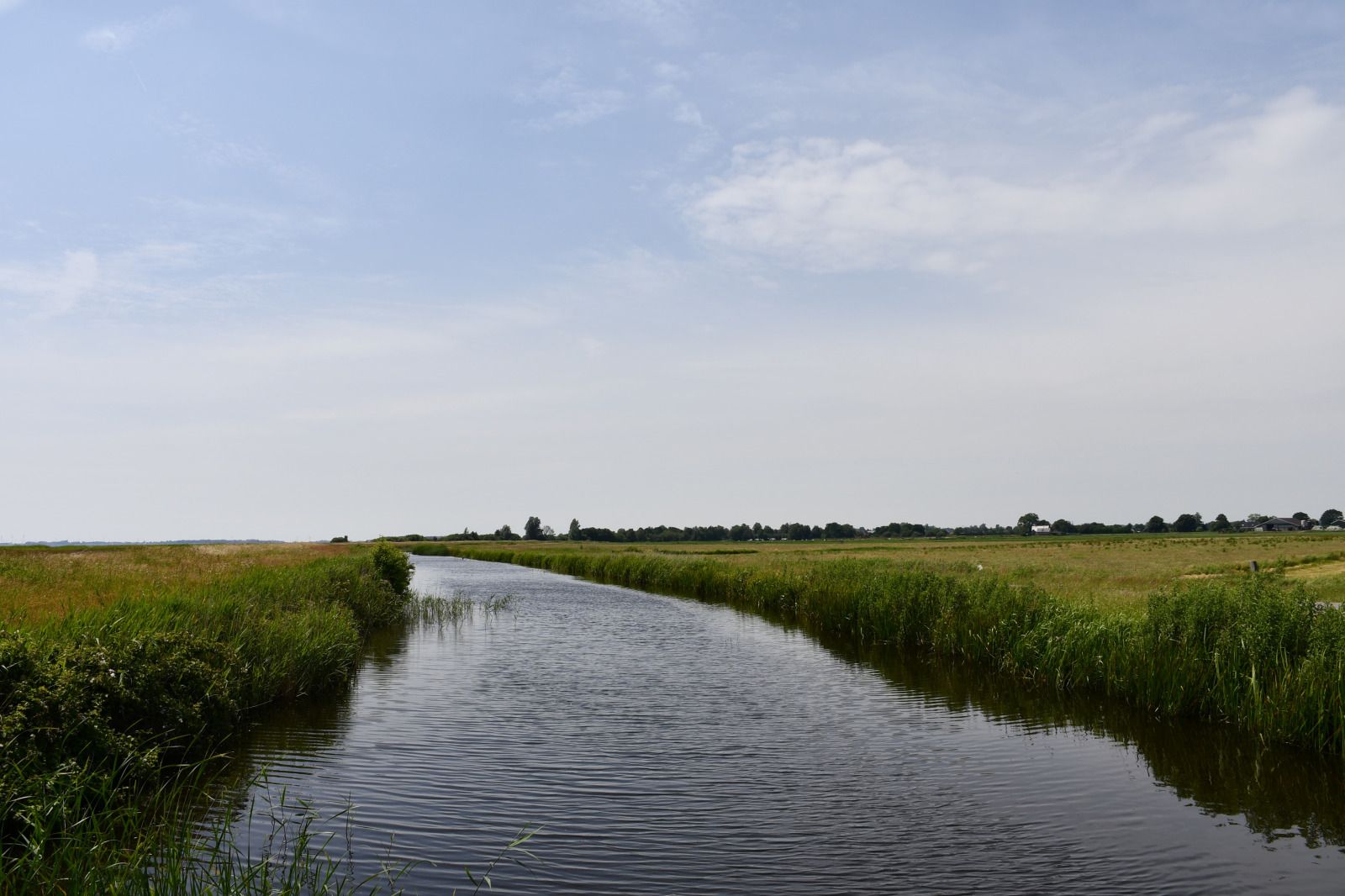Praktische wasruimte in vakantiehuis FR199 in Rohel met wasmachine en droger.