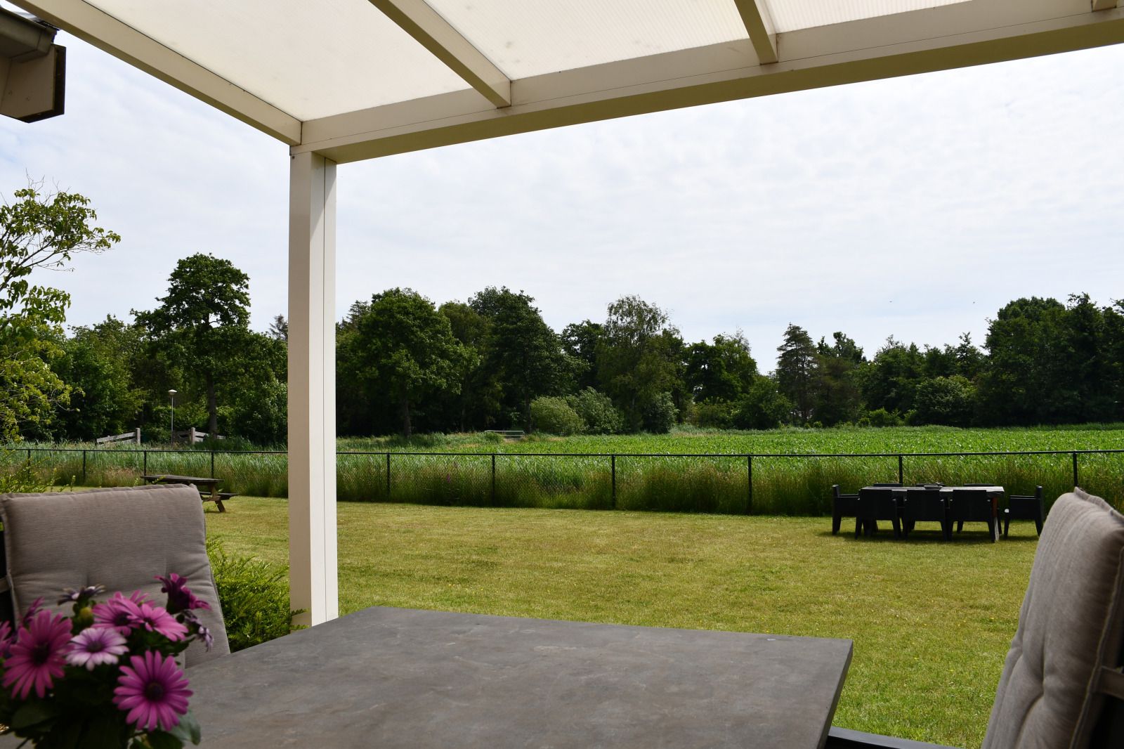 Comfortabele slaapkamer in vakantiehuis FR199 in Rohel met uitzicht op natuur.