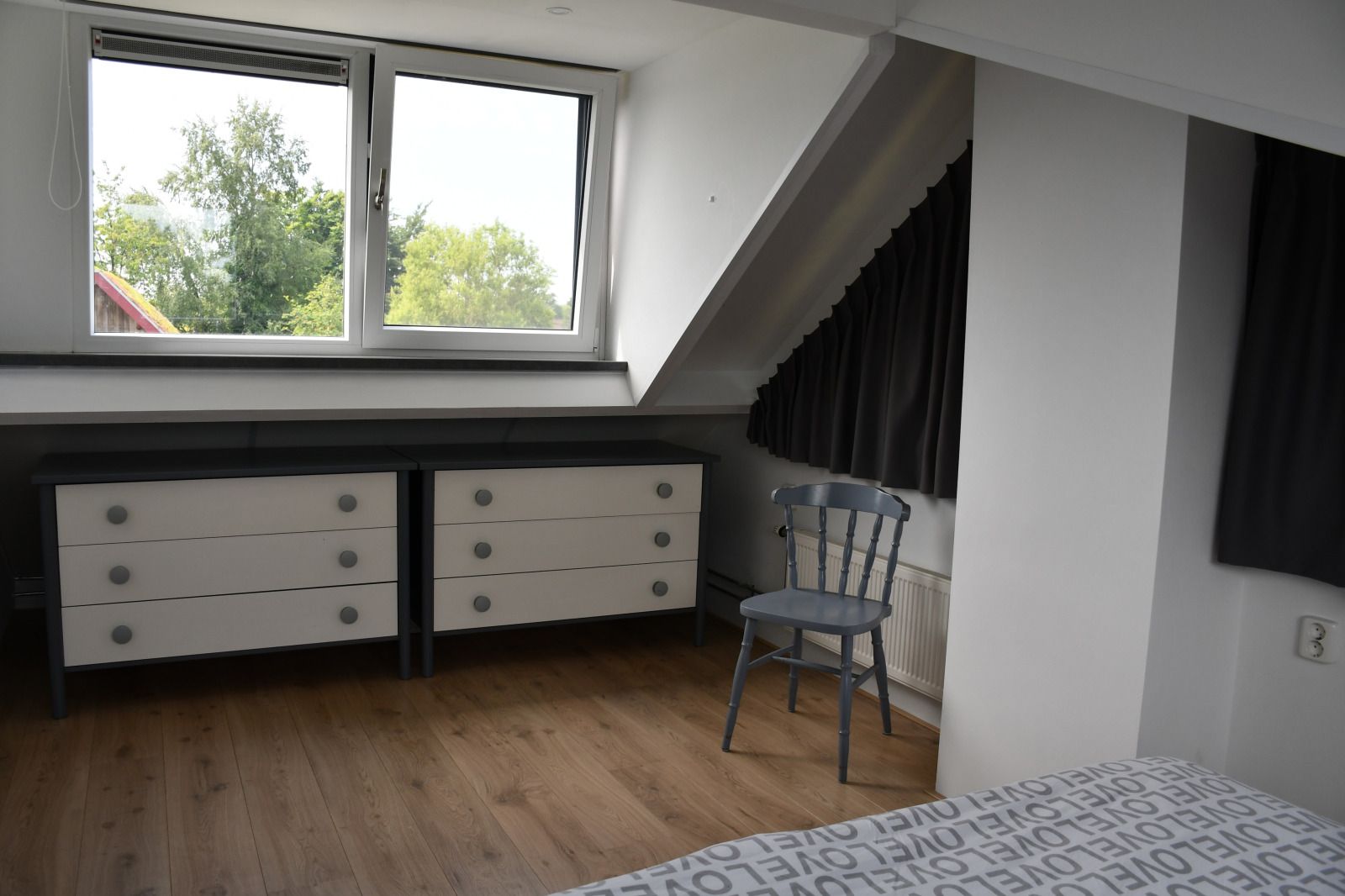 Zandstrand aan Tjeukemeer nabij vakantiehuis FR199 in Rohel, Friese meren.