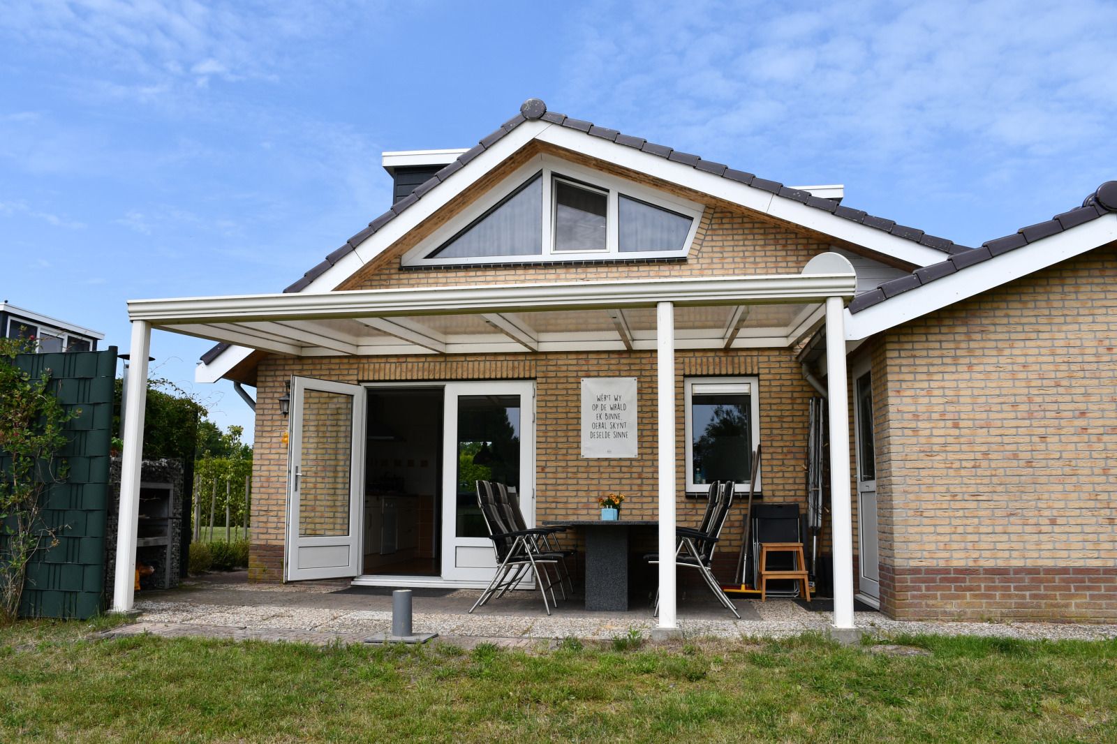 Rustige waterweg in de buurt van vakantiehuis FR199 in Rohel, Friese meren.