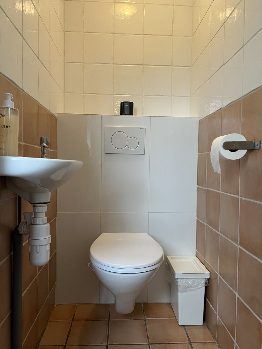 Slaapkamer met eenpersoonsbed en stoel in vakantiehuis FR199 in Rohel, Friese meren.