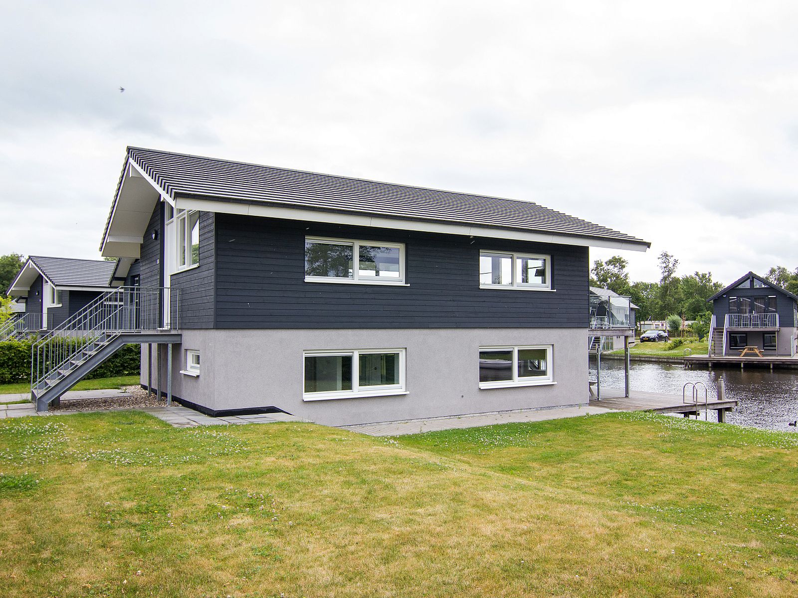 Essecke mit viel Licht im 8-Personen-Haus Waterpark Sneekermeer, Terherne.