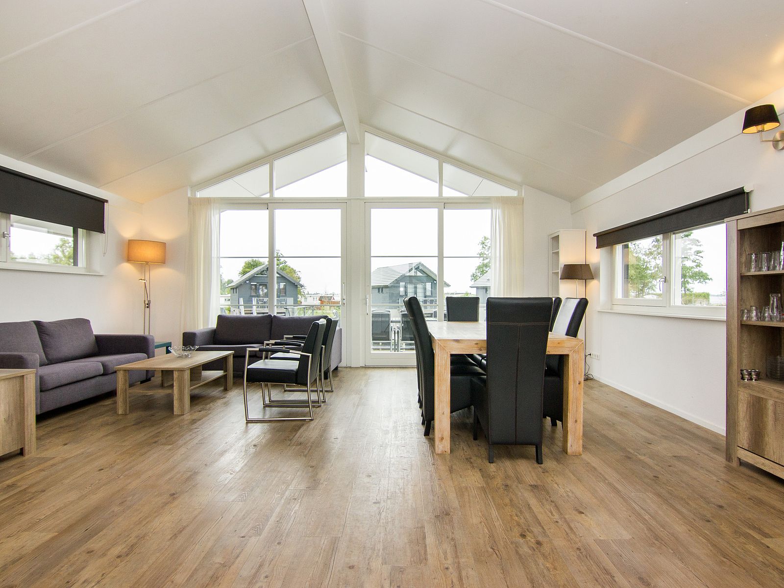 Geraeumiger Wohnraum im 8-Personen-Haus Waterpark Sneekermeer, Terherne.