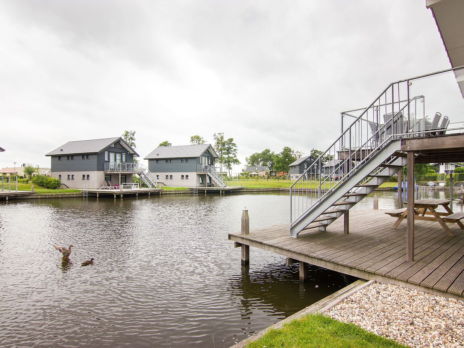 Sitzecke mit vielen Fenstern im 8-Personen-Haus Waterpark Sneekermeer, Terherne.