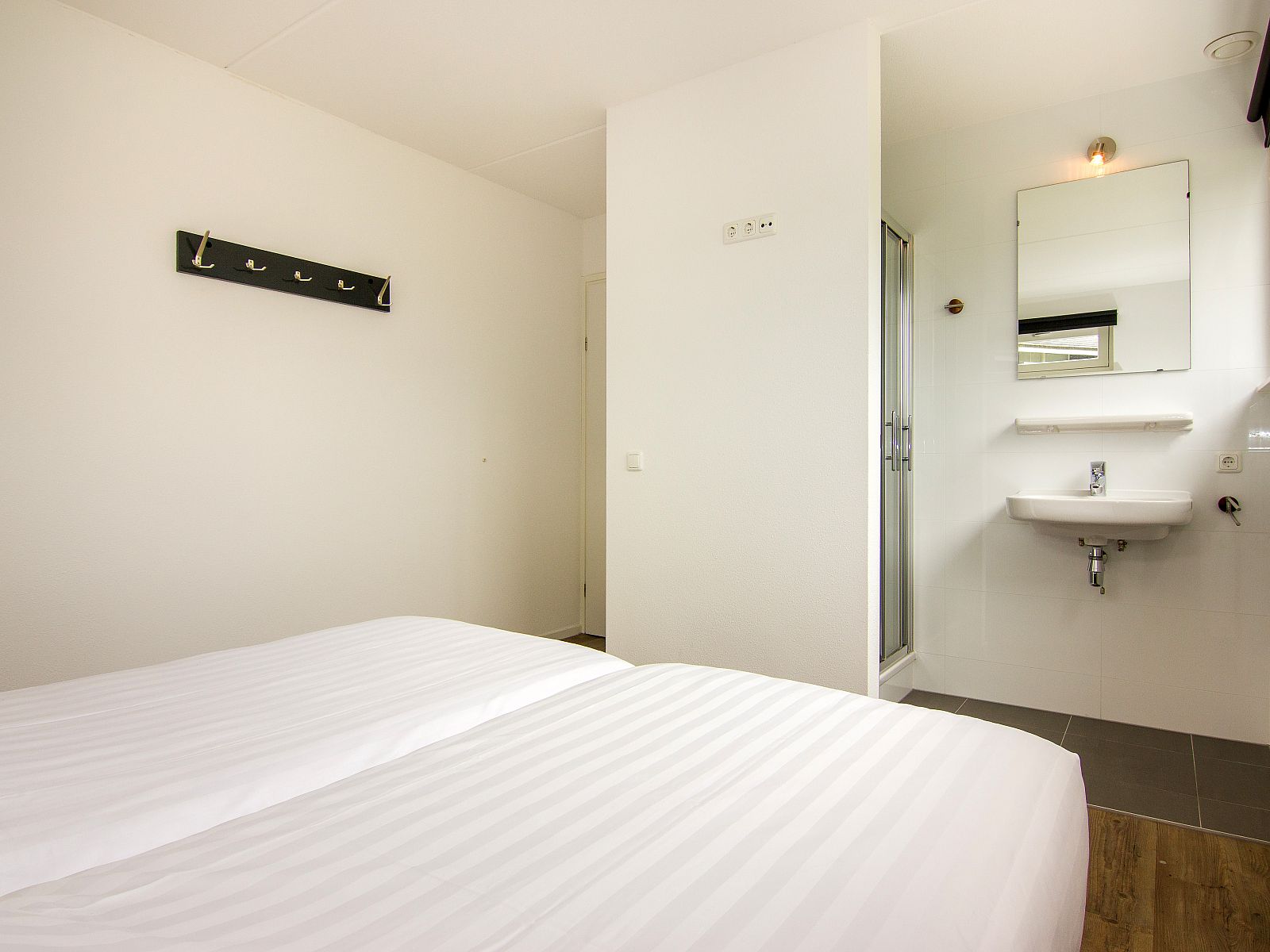 Komfortables Schlafzimmer im Ferienhaus Waterpark Sneekermeer, Terherne, Friesische Seen.