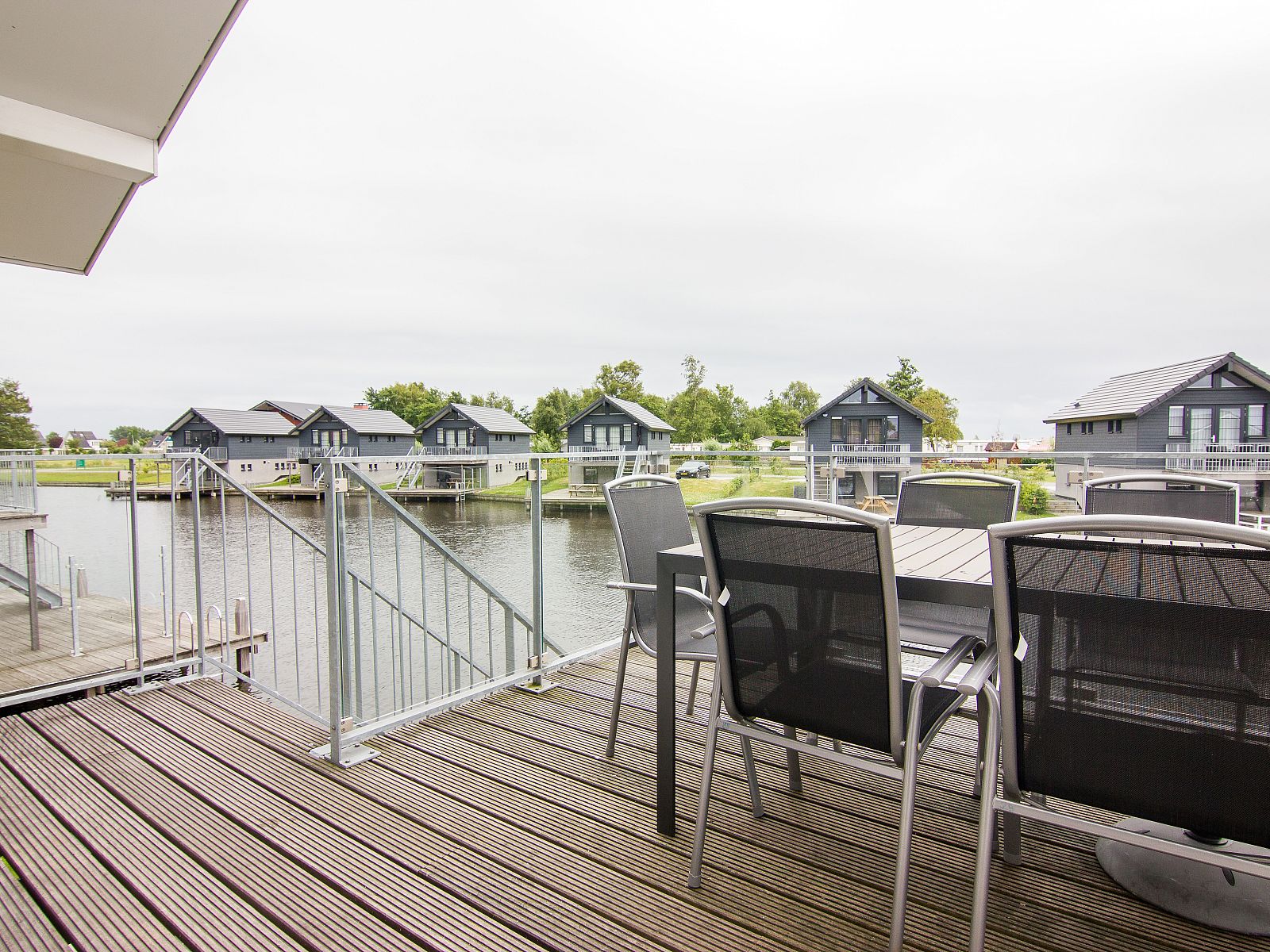 Schlafzimmer mit eigenem Bad im Ferienhaus Waterpark Sneekermeer, Terherne.
