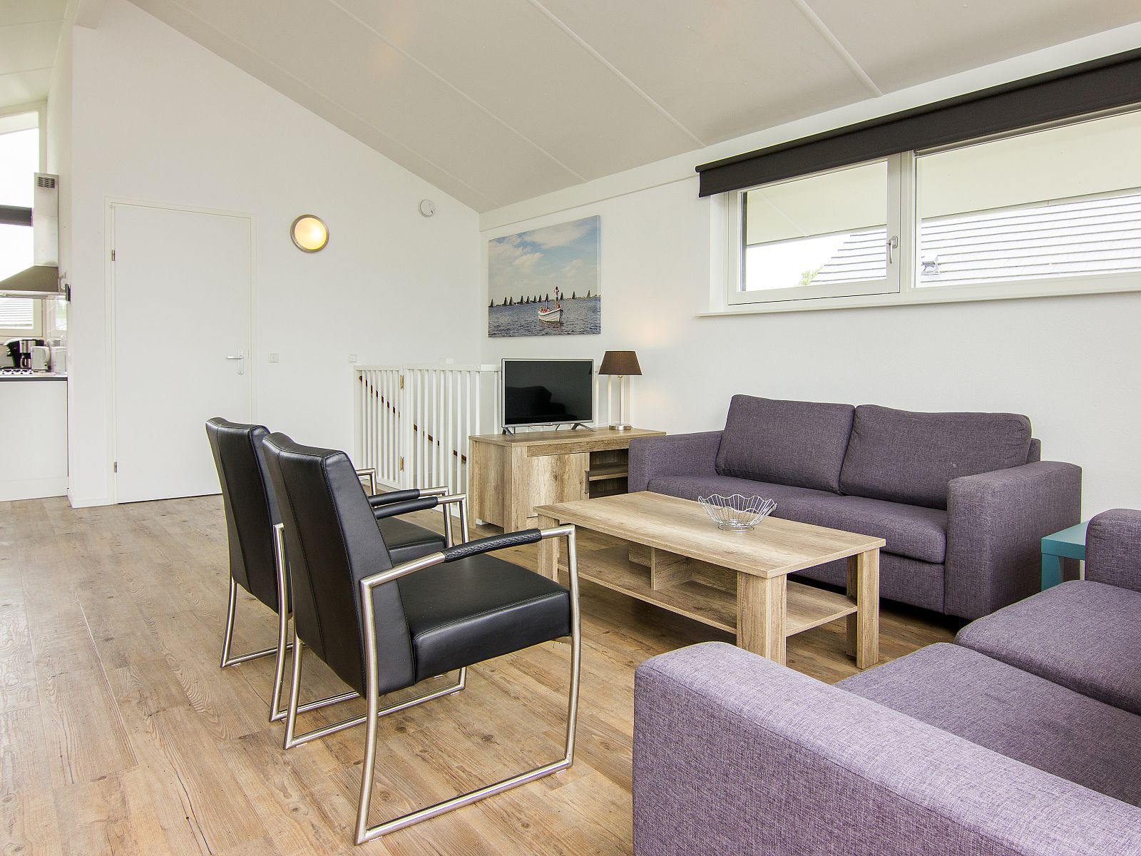 Wohnzimmer mit Wein und Glaesern im 8-Personen-Haus Waterpark Sneekermeer, Terherne.