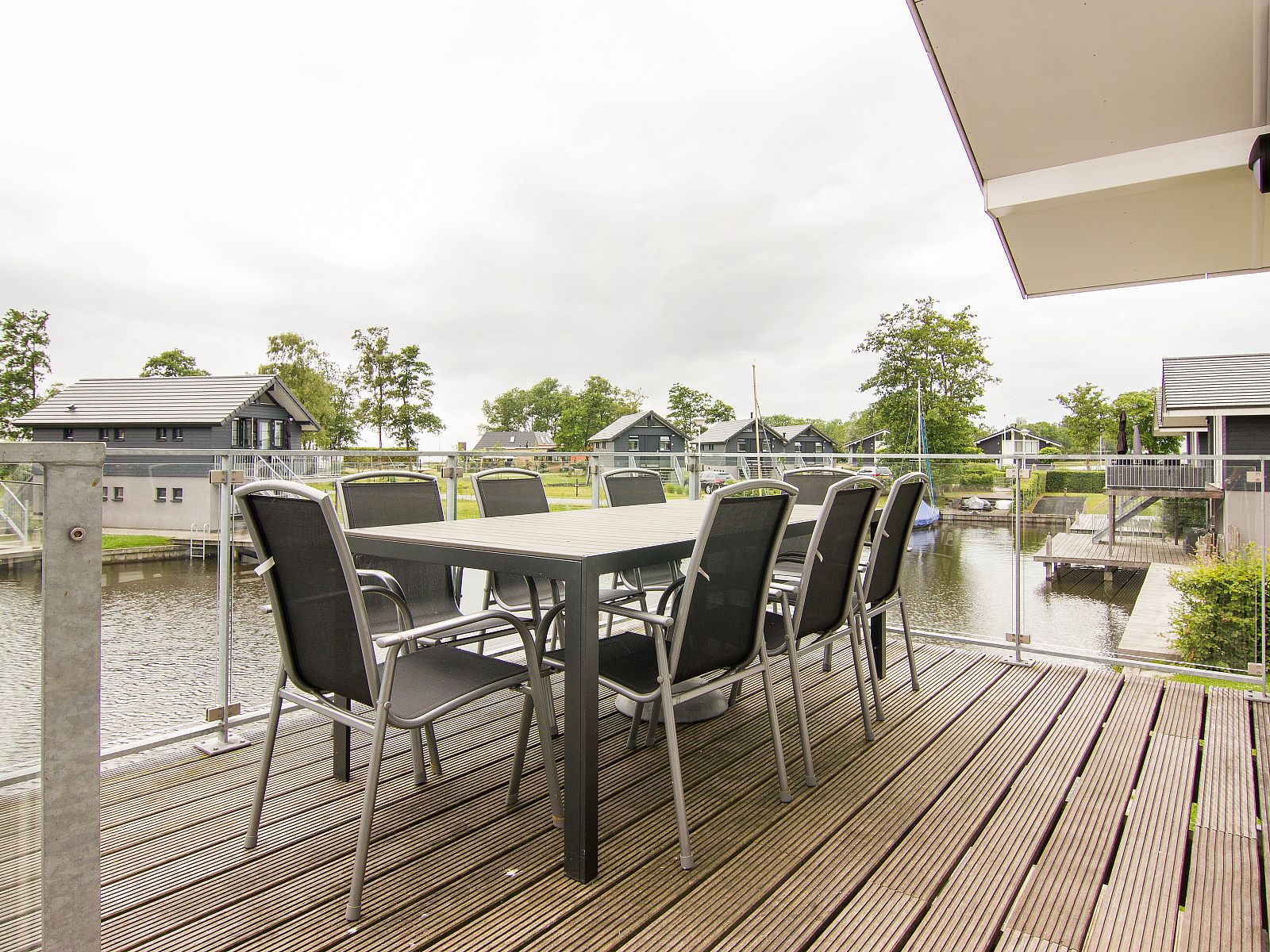 Vollstaendig ausgestattete Kueche im Ferienhaus Waterpark Sneekermeer, Terherne, Friesische Seen.