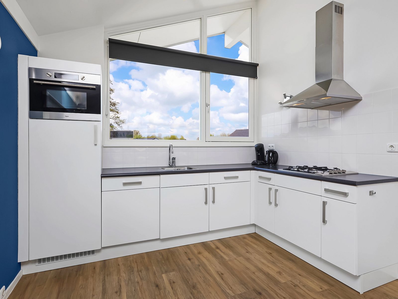 Moderne Kueche im 8-Personen-Haus Waterpark Sneekermeer, Terherne.