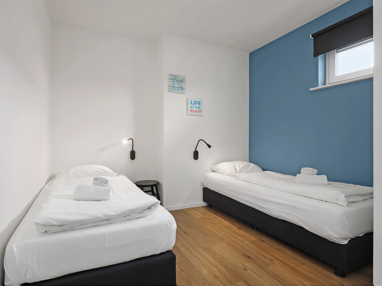 Geraeumiges Schlafzimmer im 8-Personen-Haus Waterpark Sneekermeer, Terherne.