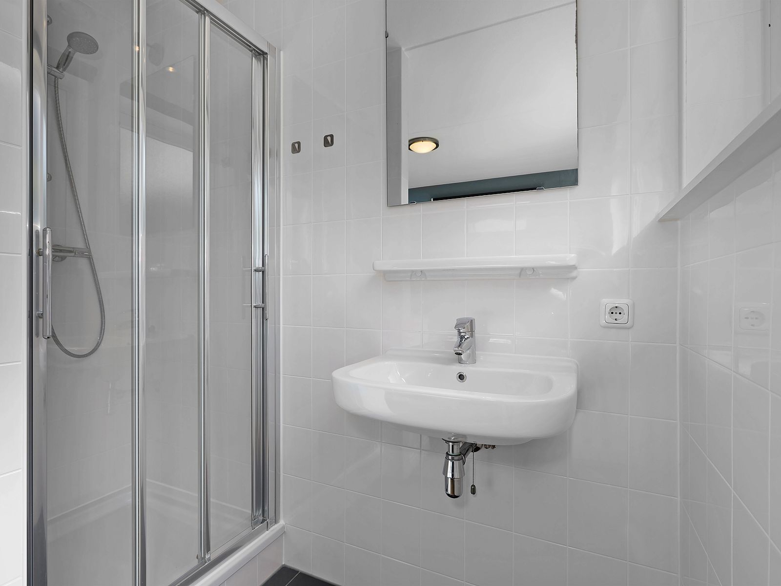 Schlafzimmer mit blauen Akzenten im Ferienhaus Waterpark Sneekermeer, Terherne.