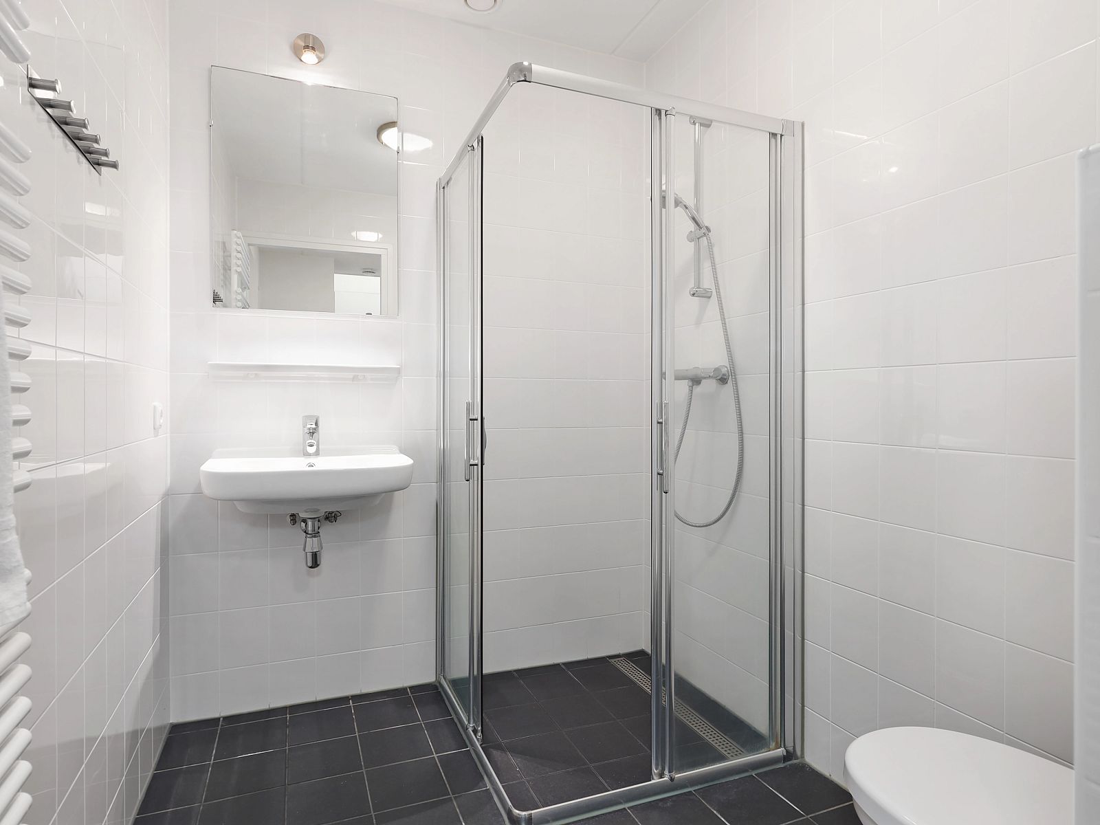 Korridor mit Zugang zu den Schlafzimmern im Ferienhaus Waterpark Sneekermeer, Terherne.