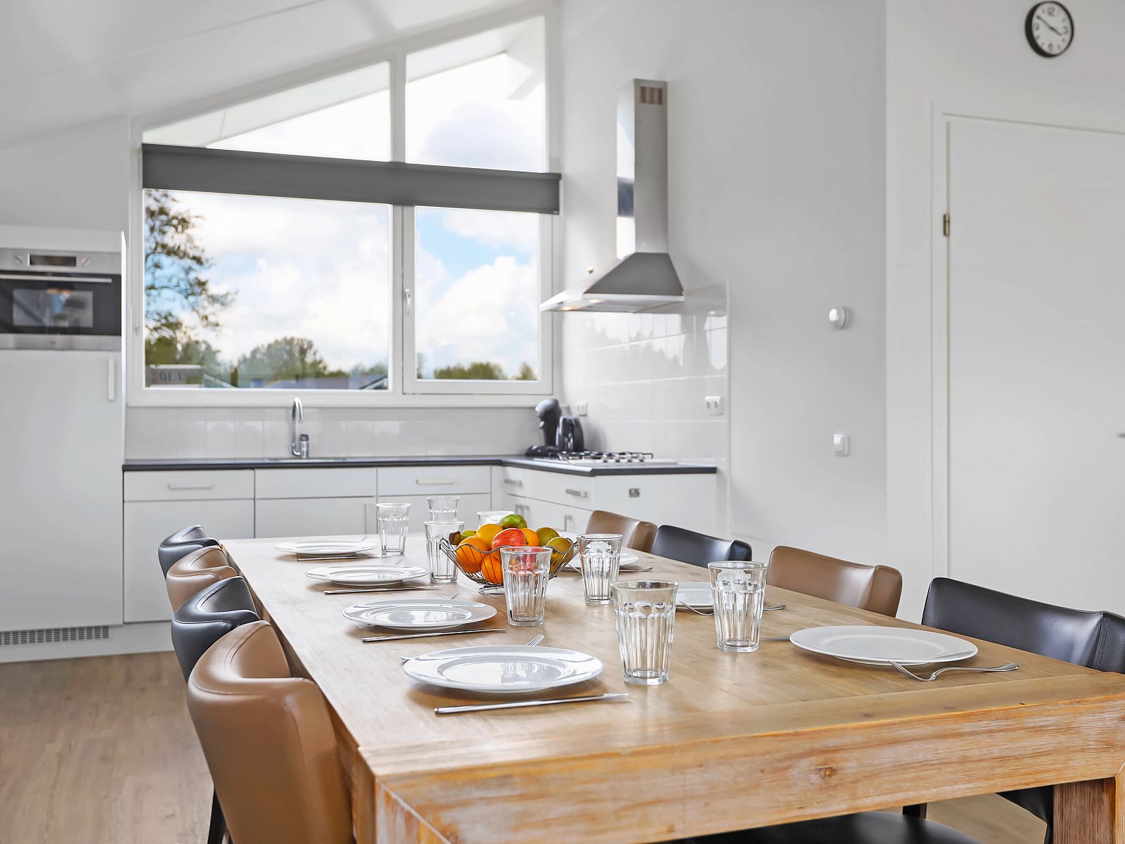 Schlafzimmer mit gedaempfter Beleuchtung im 8-Bett-Ferienhaus Waterpark Sneekermeer, Terherne.