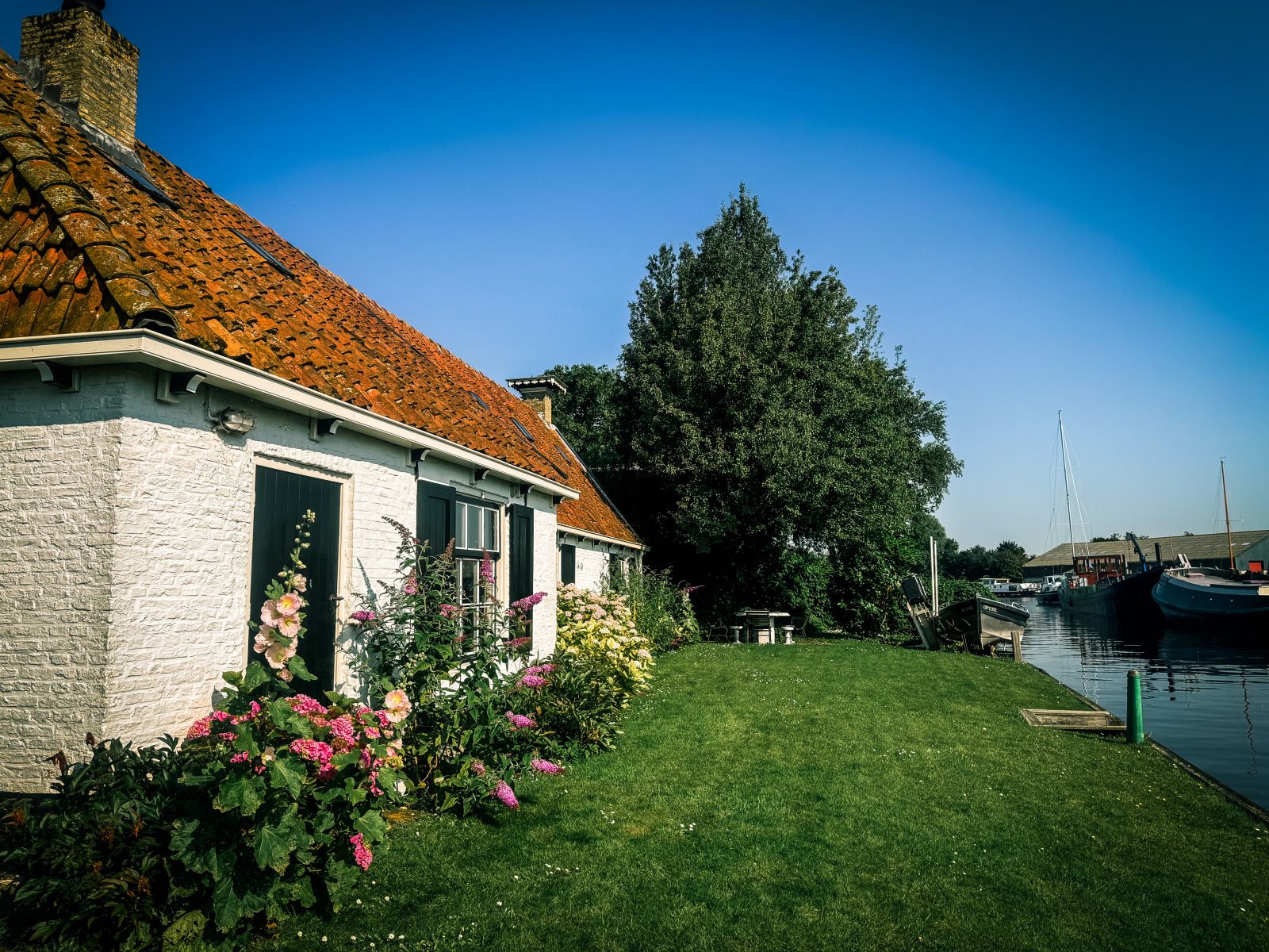 Ferienhaus FR421 in Terherne, Sneekermeer mit schoenem Garten an den friesischen Seen.