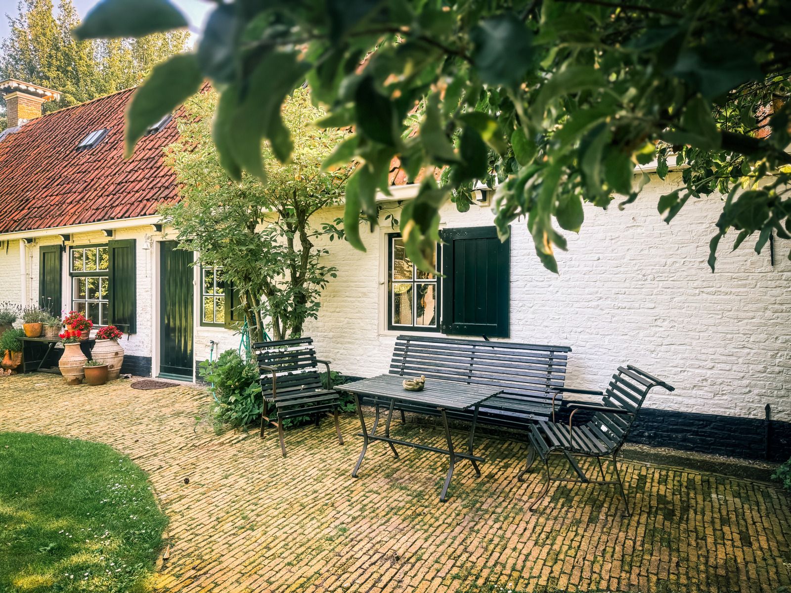 Charmantes Aeusseres des Ferienhauses FR421 in Terherne, umgeben von Gruenanlagen.