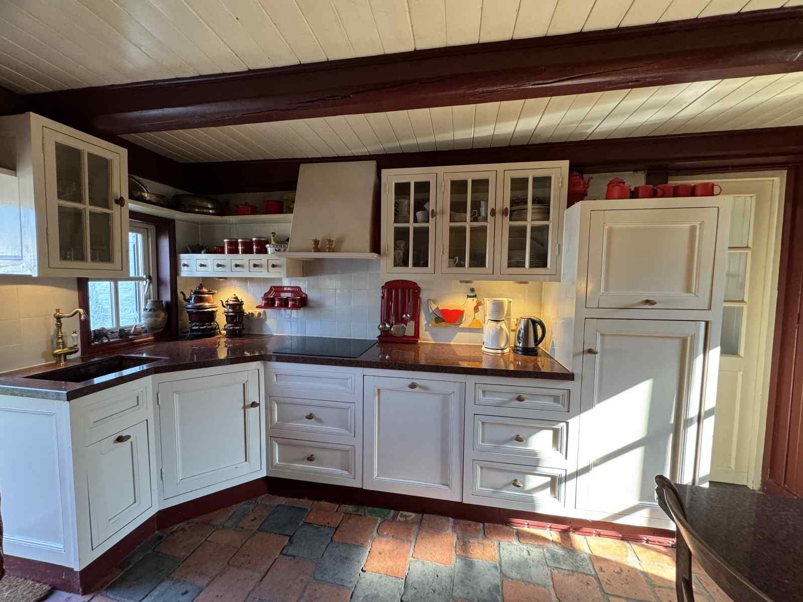 Gemuetliche Sitzecke im Ferienhaus FR421, Terherne, mit antiken Moebeln.