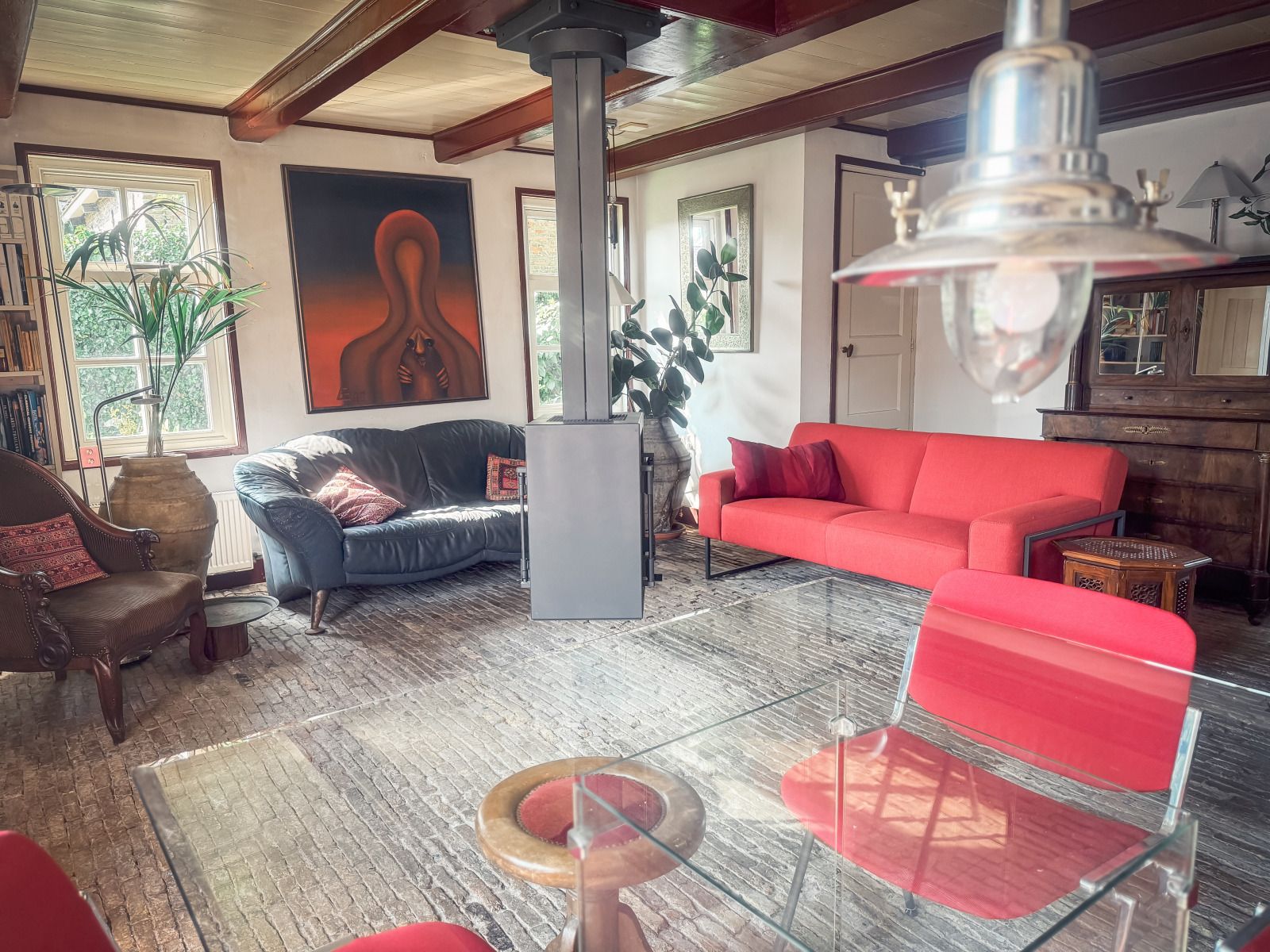 Gemuetliche Sitzecke im Ferienhaus FR421, Terherne, mit Blick auf den Garten.