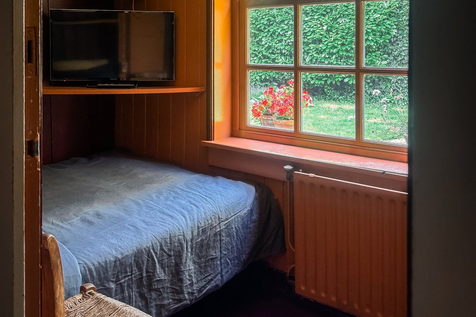 Terrasse am Wasser im Ferienhaus FR421 in Terherne, ideal zum Entspannen.