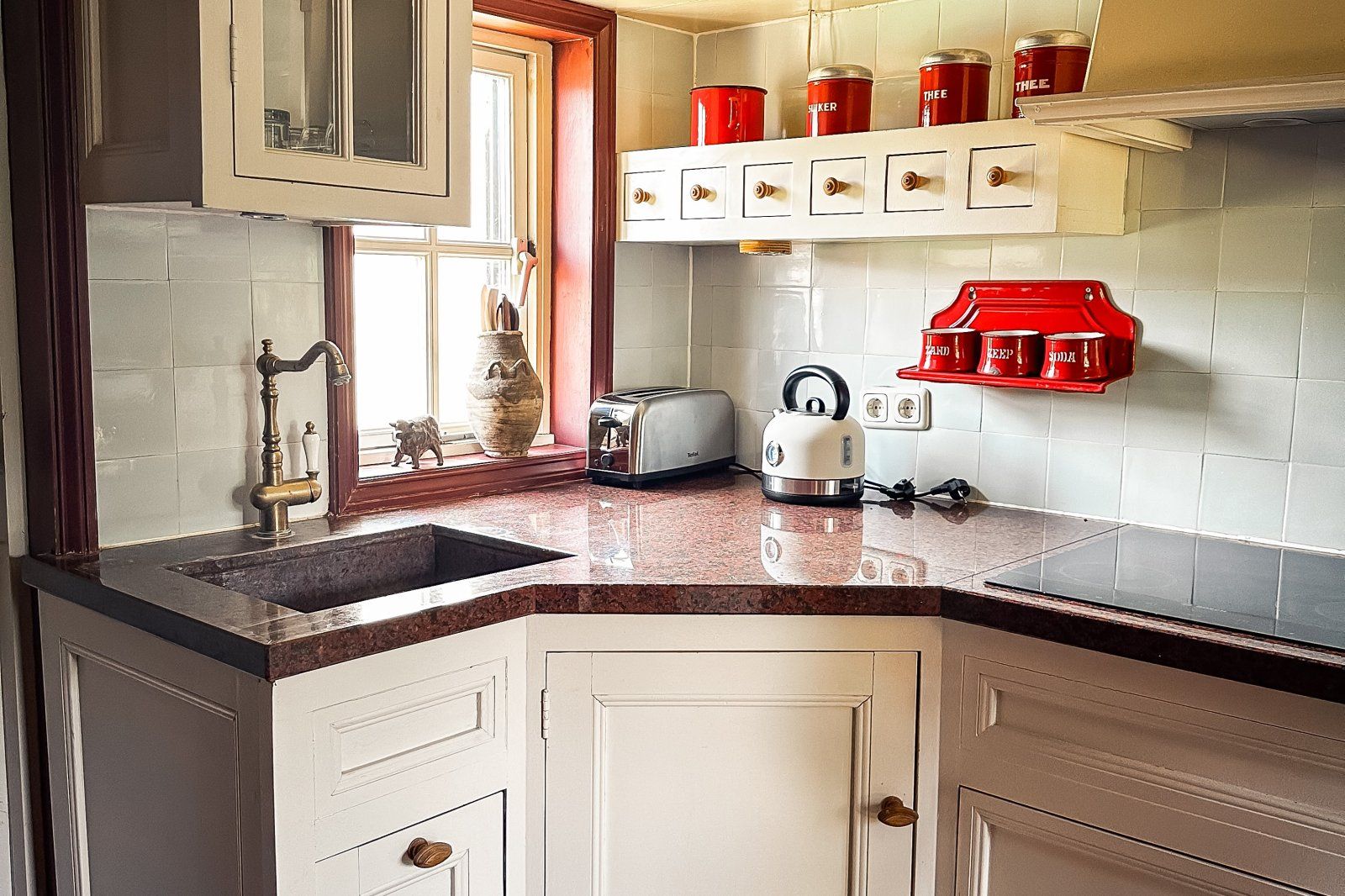 Gemuetliches Schlafzimmer mit Dachfenster im Ferienhaus FR421, Terherne, Sneekermeer.