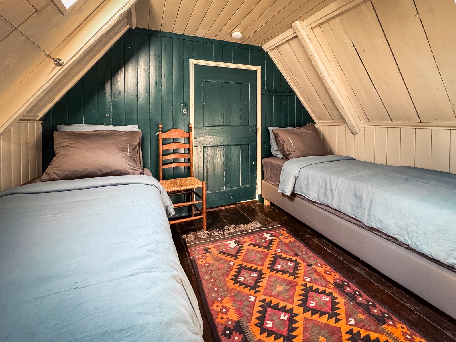 Schlafzimmer mit TV im Ferienhaus FR421, Terherne, mit Blick auf den Garten.