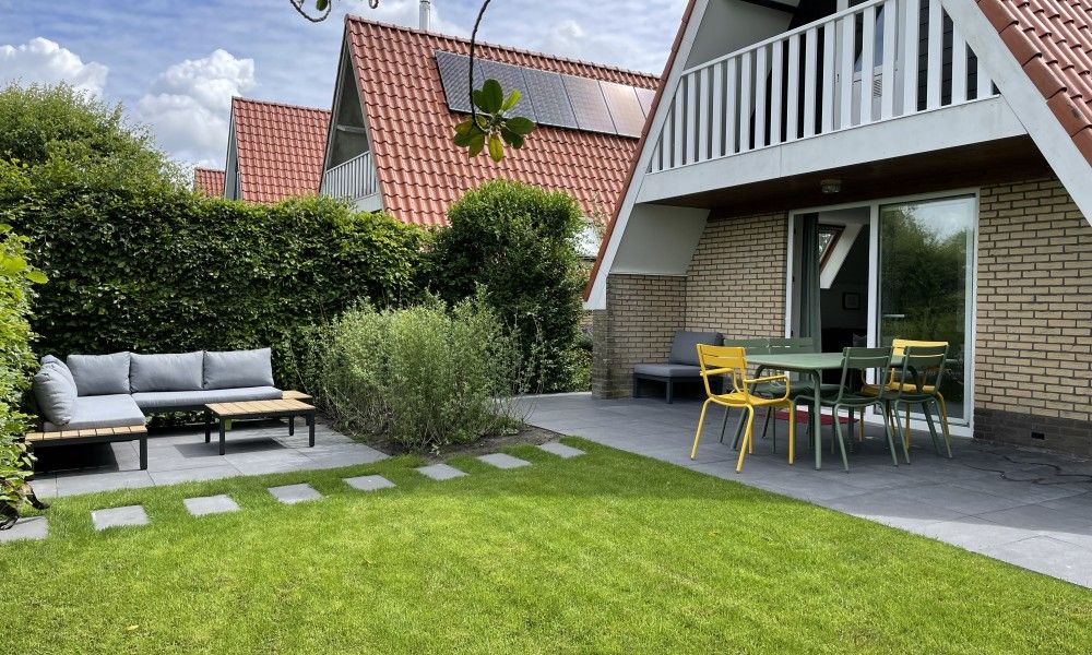 Enjoy the garden and terrace of Bungalow Sneekermeer in Goingarijp, an ideal vacation home near the Frisian lakes.