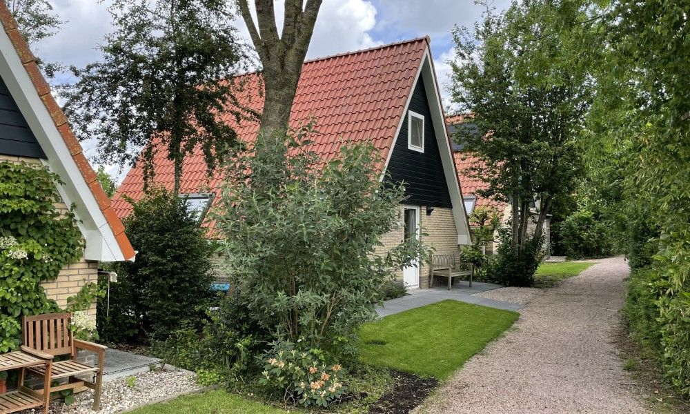 Bungalow Sneekermeer in Goingarijp, a charming vacation home surrounded by green nature and rustic paths near the Frisian lakes.