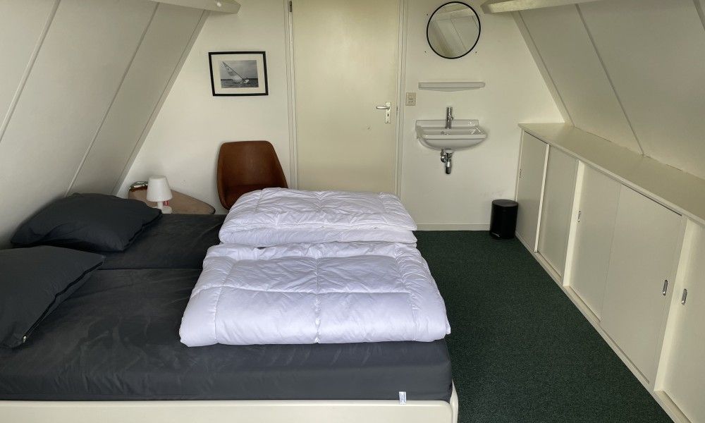 Attractive bedroom in Bungalow Sneekermeer, Goingarijp, located on the Frisian lakes, ideal for a relaxing stay.