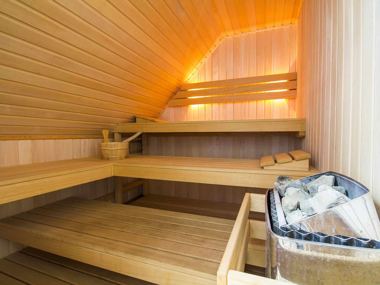 Ontspan in de luxe sauna van Villa de Goudplevier, een 8-persoons vakantievilla in Offingawier, Sneekermeer, omringd door de Friese meren.