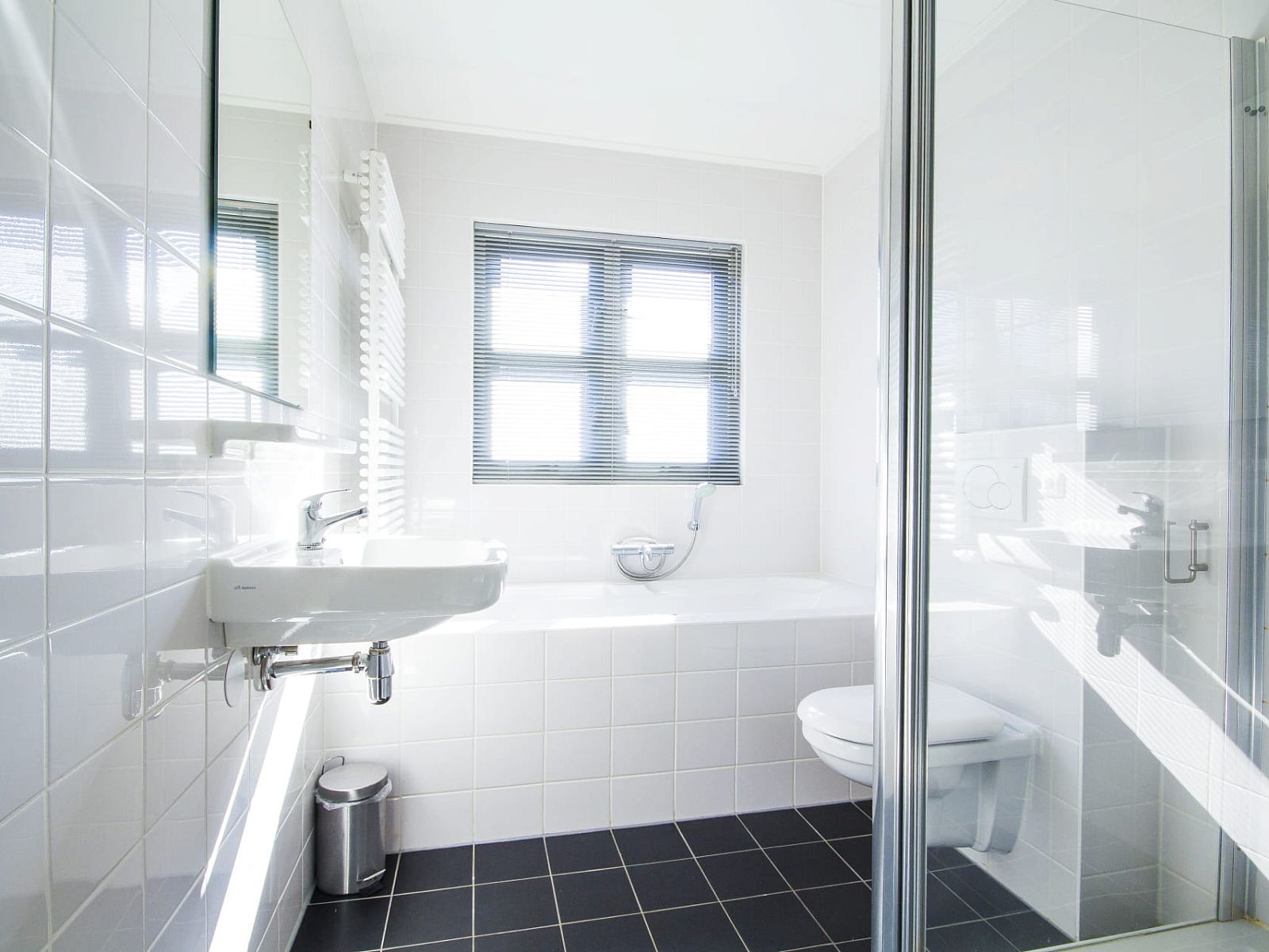 Luxe badkamer in Villa de Goudplevier, een 8-persoons villa met sauna en whirlpool in Offingawier, Sneekermeer, Friese meren.