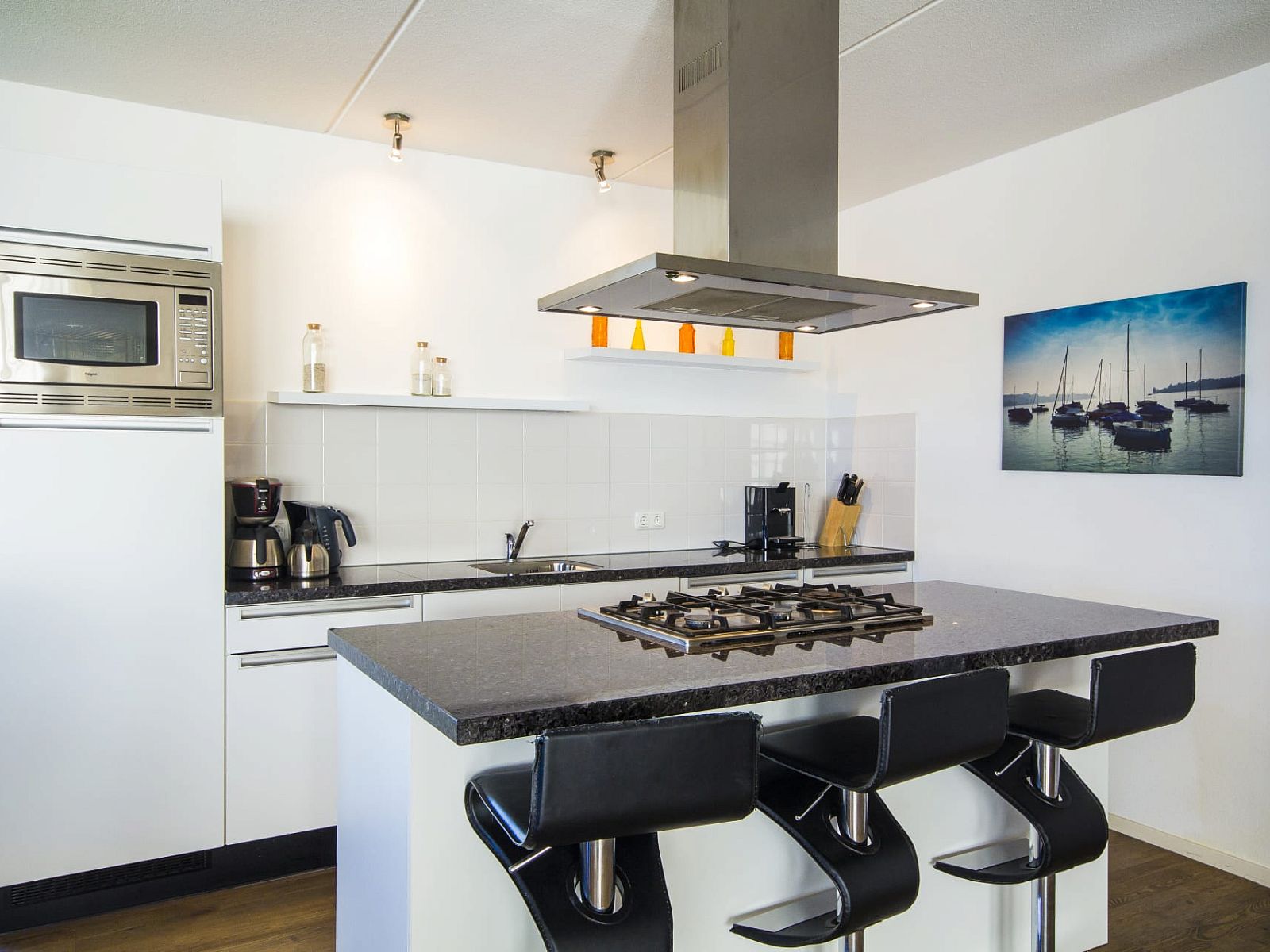Moderne keuken in Villa de Goudplevier, een 8-persoons villa met sauna en whirlpool in Offingawier, Sneekermeer, Friese meren.