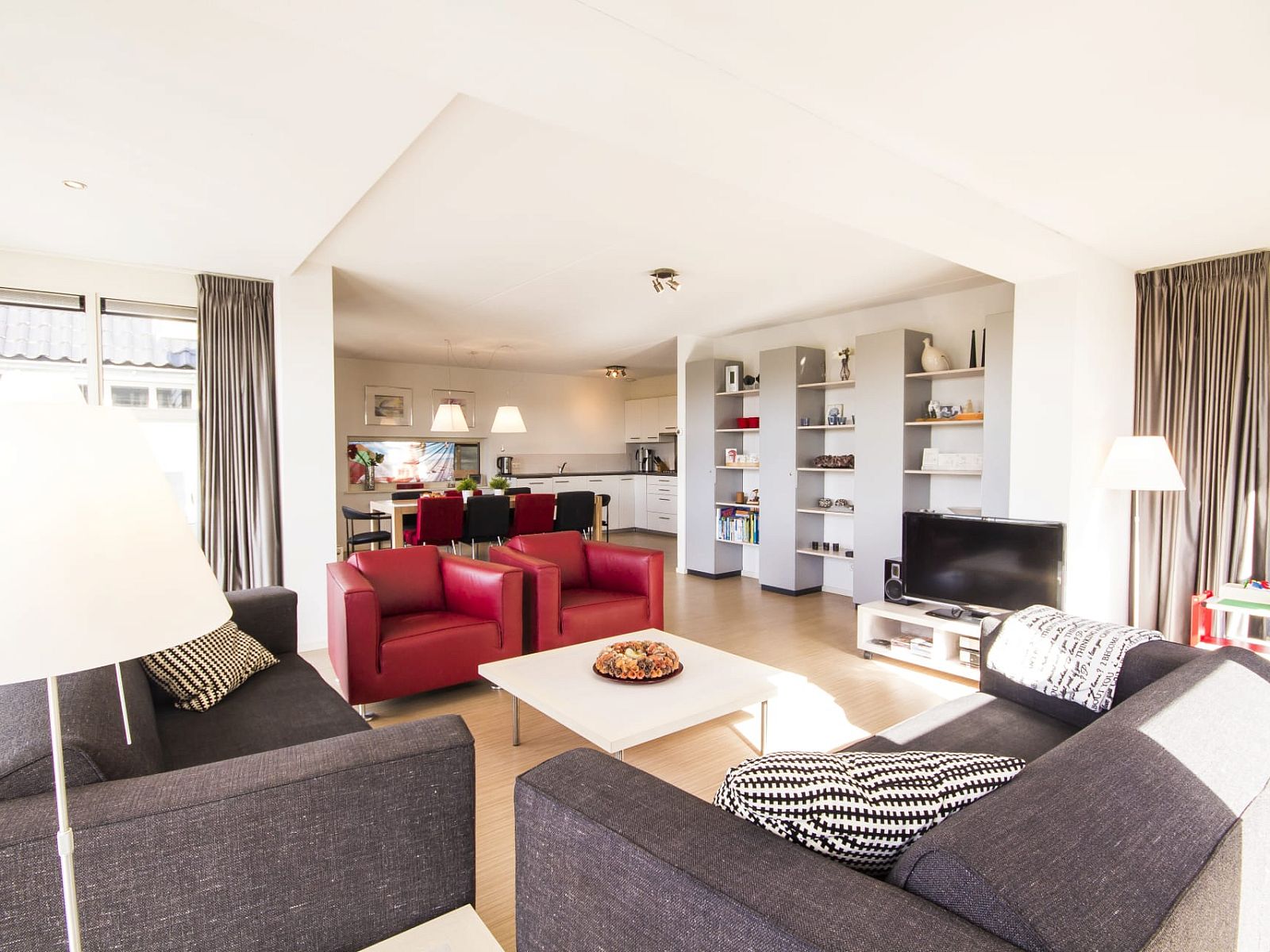 Ruime woonkamer in Villa de Goudplevier, een 8-persoons villa met sauna en whirlpool in Offingawier, Sneekermeer, Friese meren.