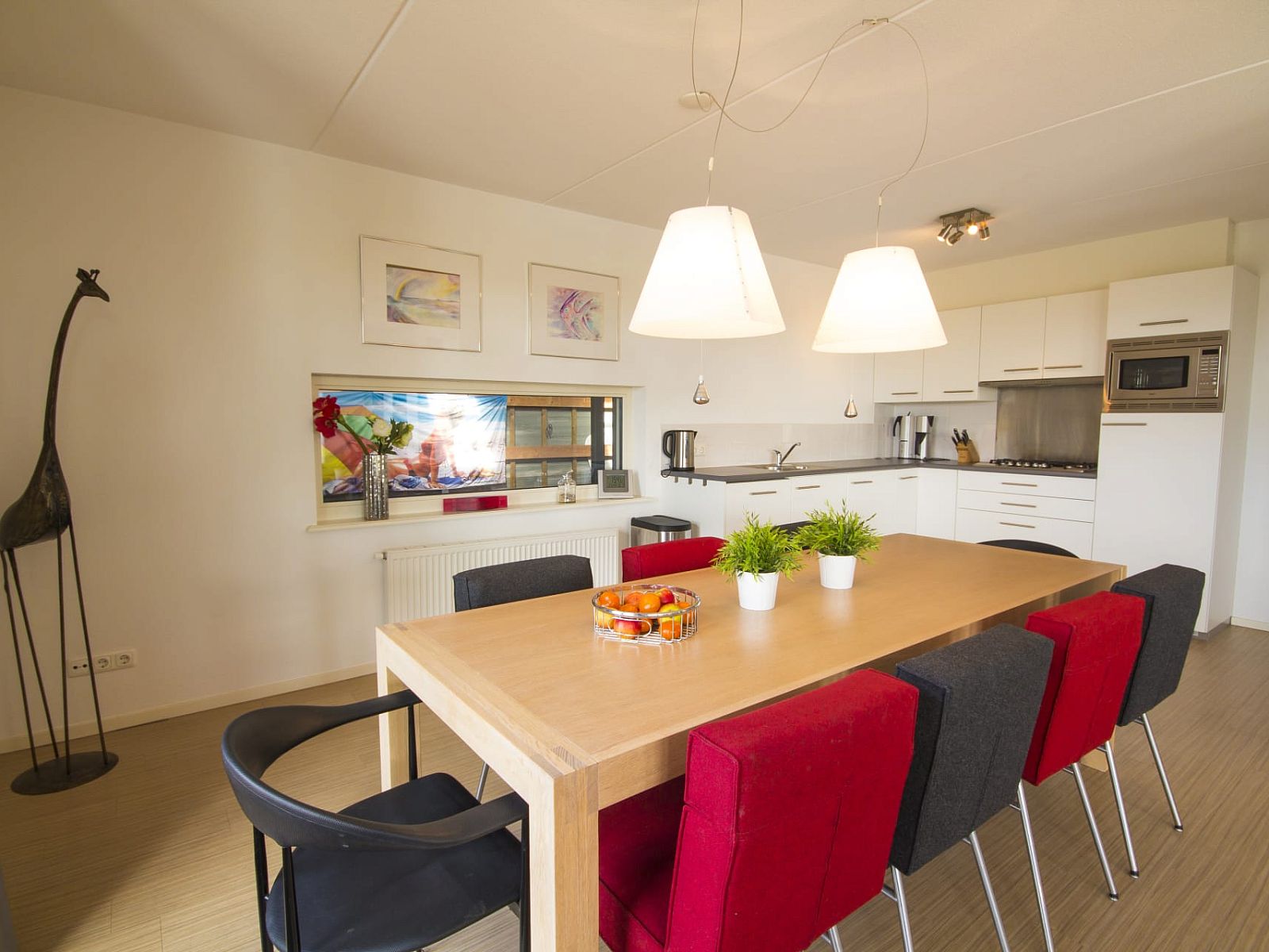 Gezellige keuken van Villa de Goudplevier in Offingawier, Sneekermeer. Ruime vakantievilla voor 8 personen met moderne faciliteiten.