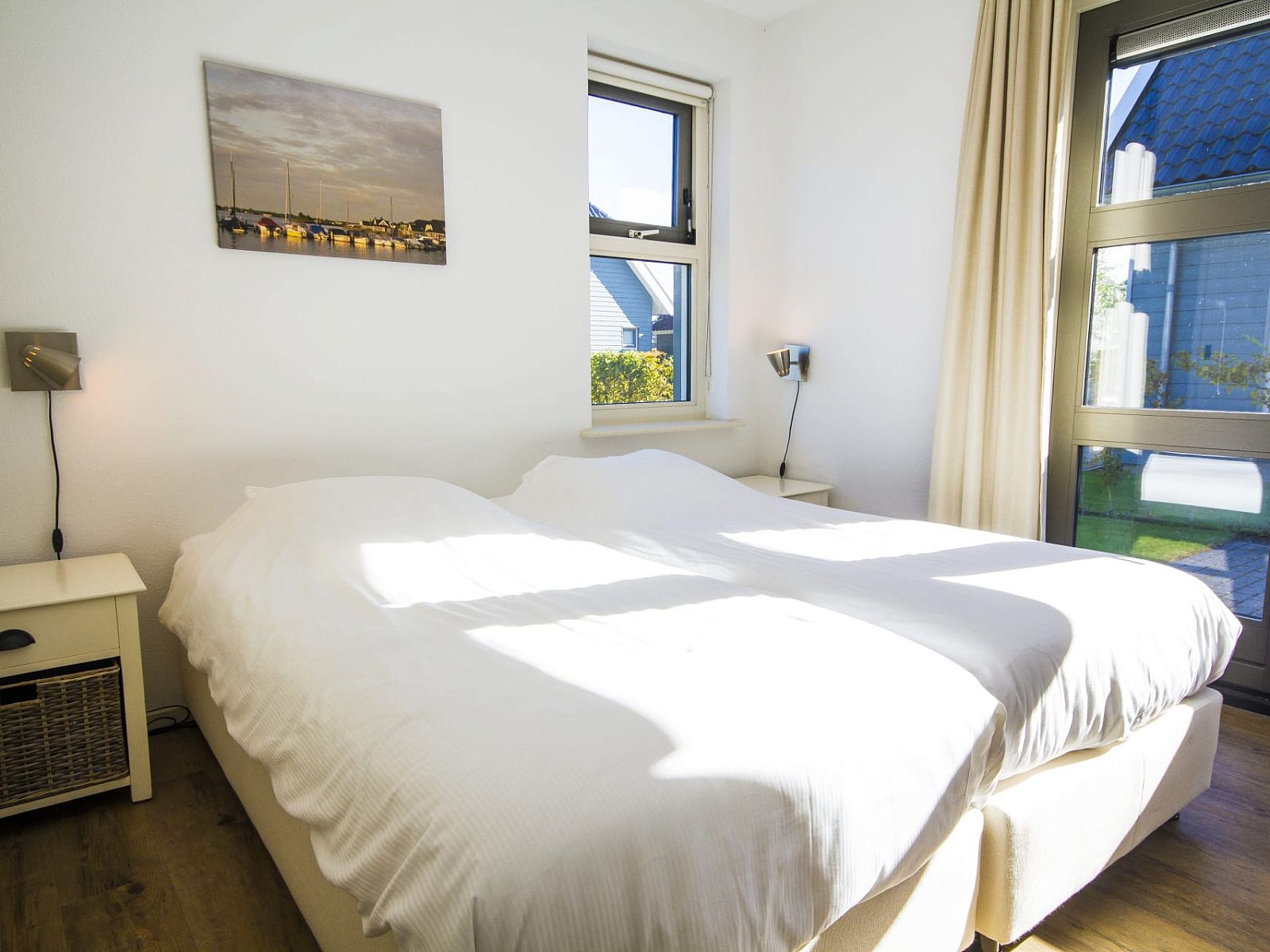 Sfeervolle slaapkamer in Villa de Goudplevier, Offingawier bij Sneekermeer, een 8-persoons villa met sauna en whirlpool in de Friese meren.