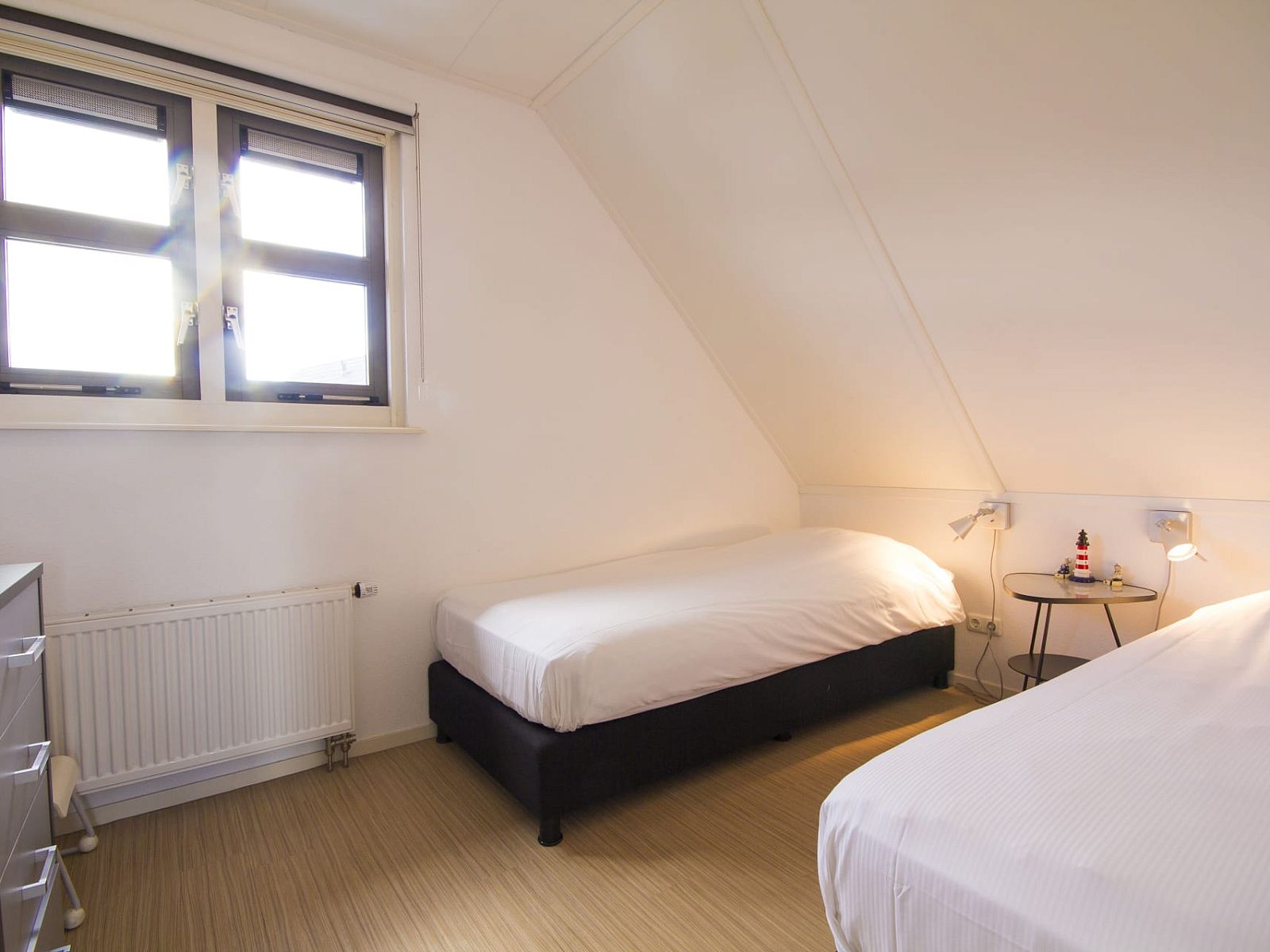 Sfeervolle slaapkamer in Villa de Goudplevier, een 8-persoons villa met sauna en whirlpool in Offingawier, Sneekermeer, Friese meren.