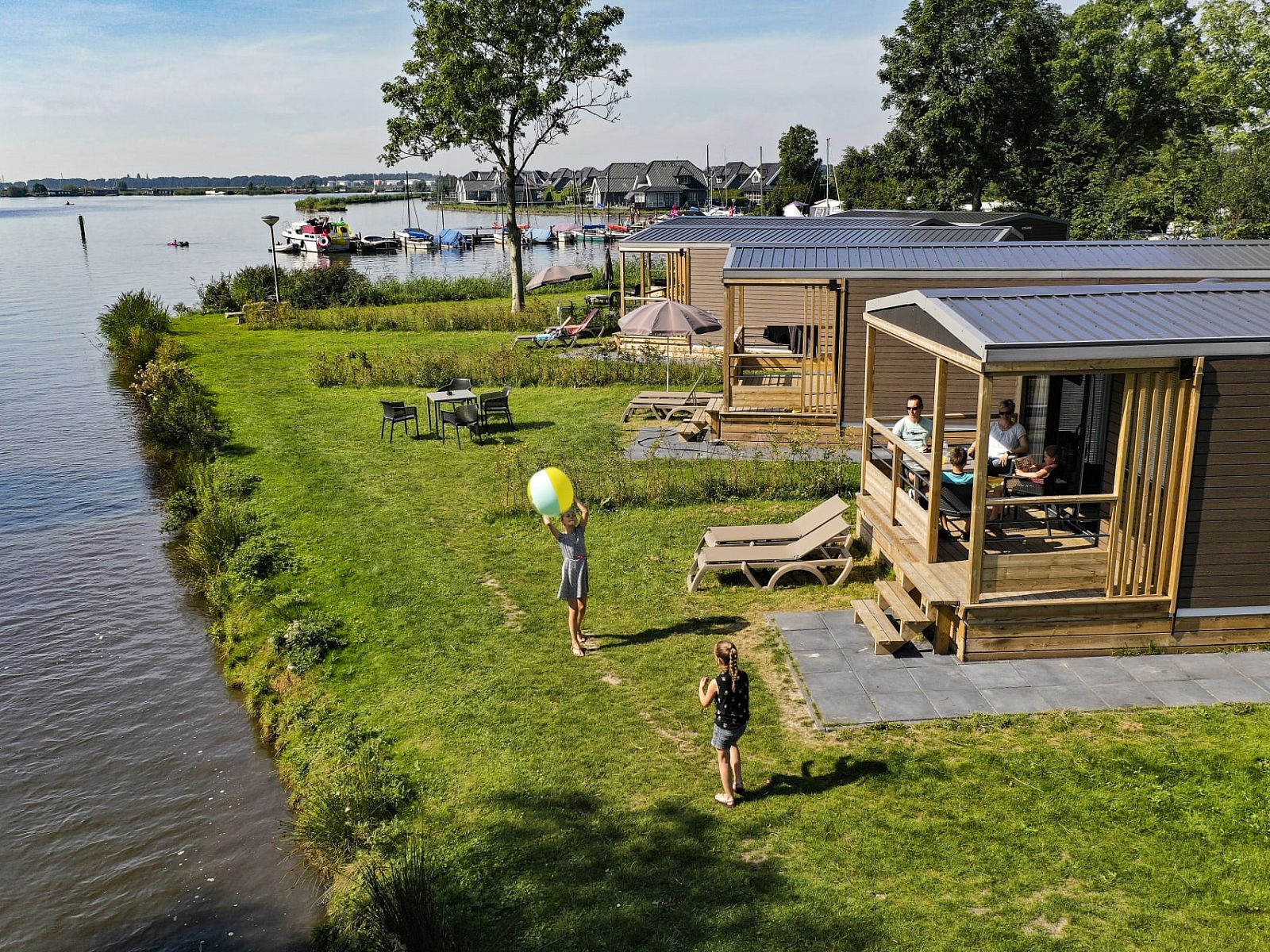 Geniessen Sie die Ruhe am Wasser im Mobil home de Klipper, einem Mobilheim in Offingawier, Sneekermeer, mit schoenem Blick auf die friesischen Seen.