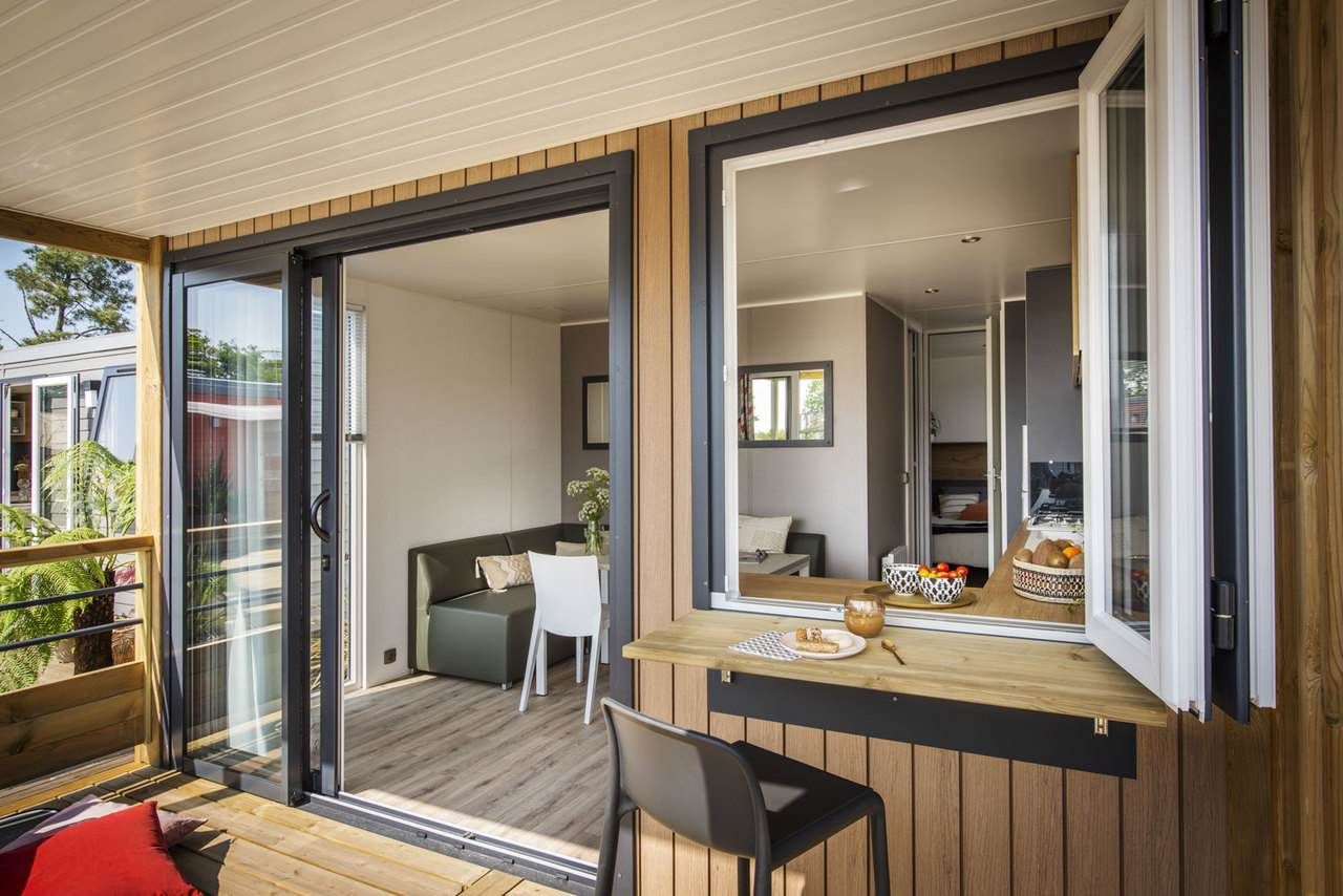 Kinder spielen mit einem Strandball vor dem Mobilheim de Klipper in Offingawier, Sneekermeer. Geniessen Sie das Mobilheim an den friesischen Seen.