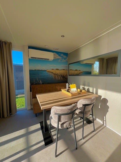 Geniessen Sie die modernen Innenraeume und die einladende Terrasse des Mobilheims de Klipper in Offingawier am Sneekermeer.