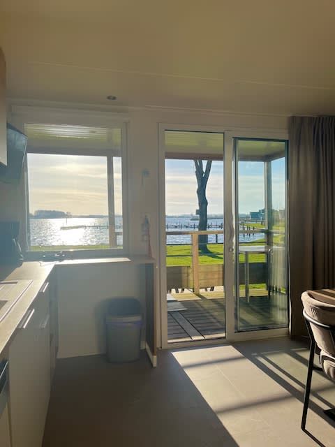 Gemuetlicher Innenbereich des Mobil home de Klipper in Offingawier, Sneekermeer, mit Blick auf die Terrasse und die friesischen Seen.