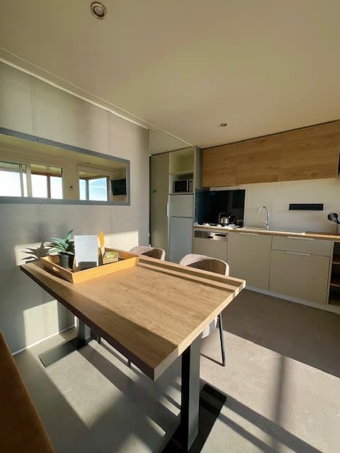 Gemuetliche Einrichtung des Mobilheims de Klipper in Offingawier, Sneekermeer. Geniessen Sie den Komfort und die Aussicht auf die friesischen Seen.